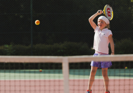 enfant jouant au tennis