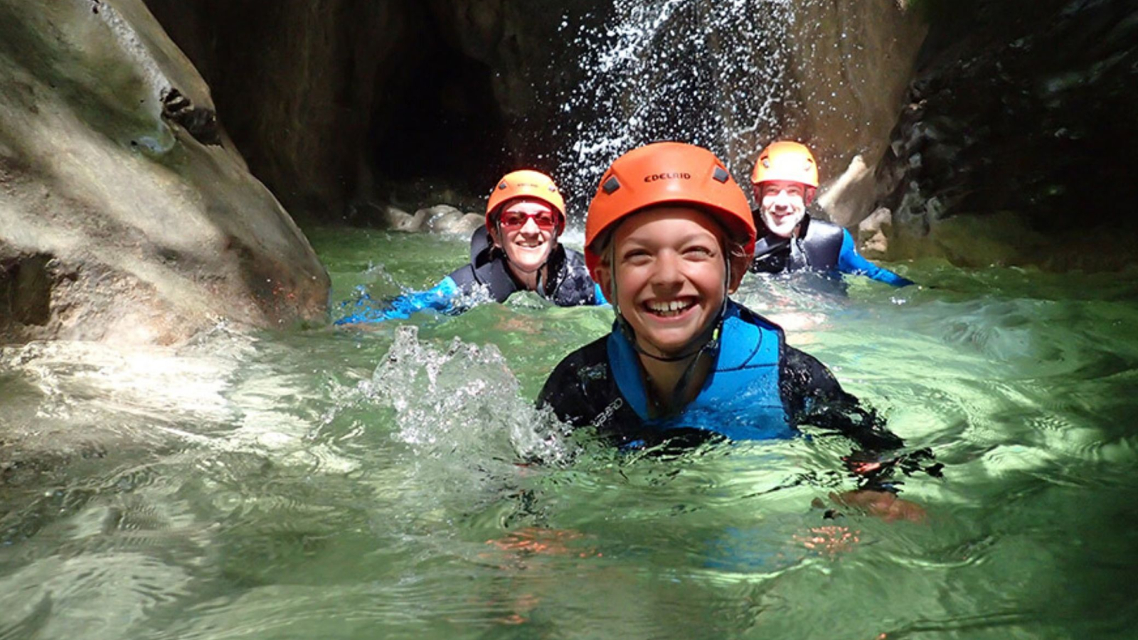 famille en canyoning dans l'eau