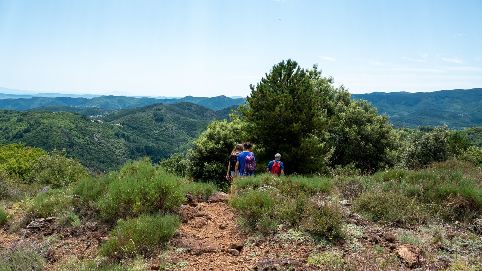 Meyras - Rando et descente du volcan du Souilhol ©sourcesetvolcans