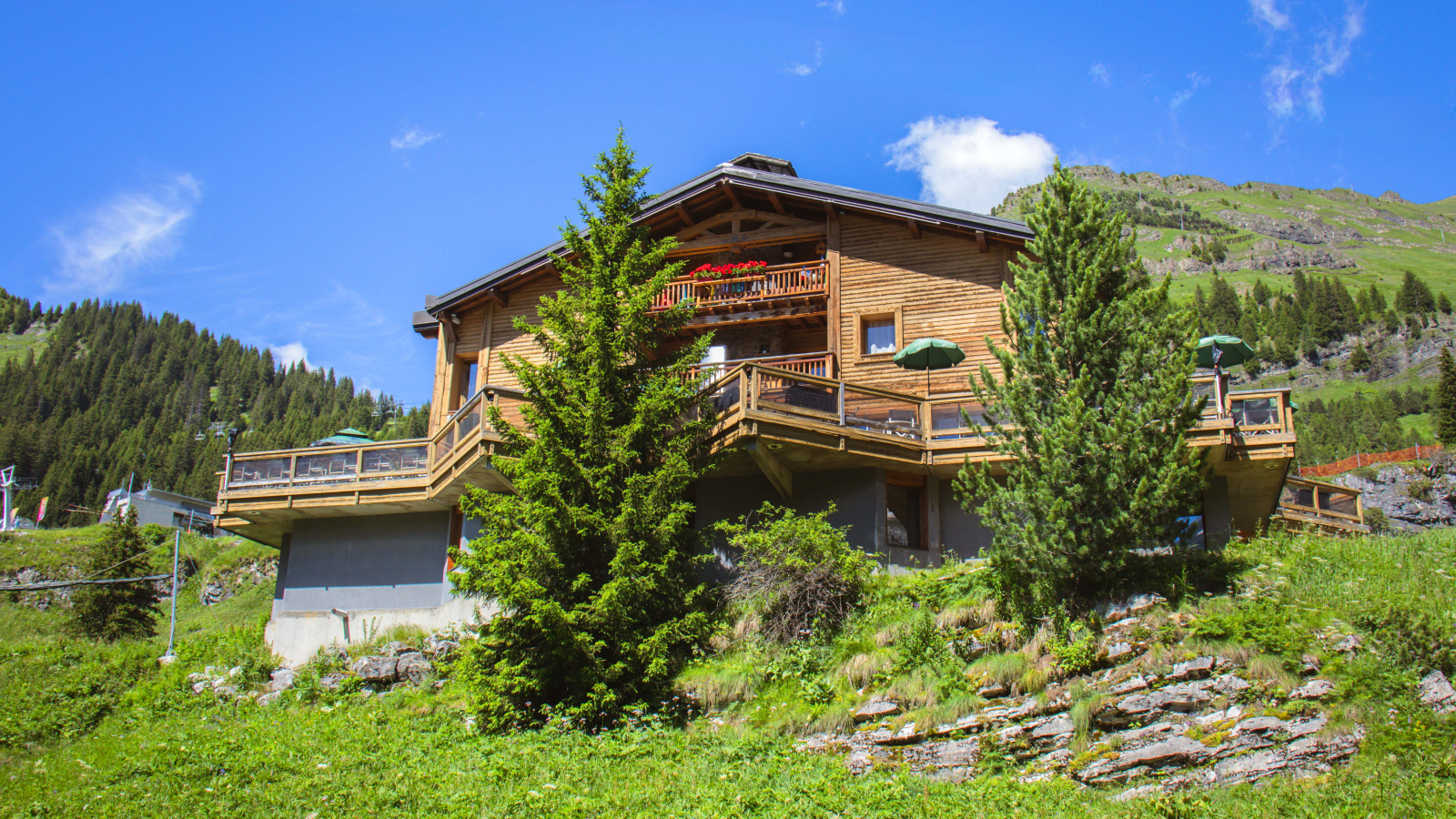 Devanture du restaurant vue depuis le chemin qui mène à Flaine