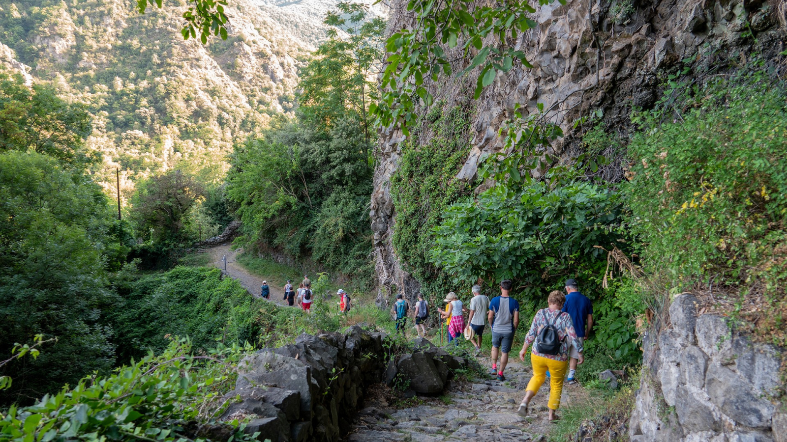 Thueyts - Rando de l'échelle du roi - descente depuis le village ©sourcesetvolcans