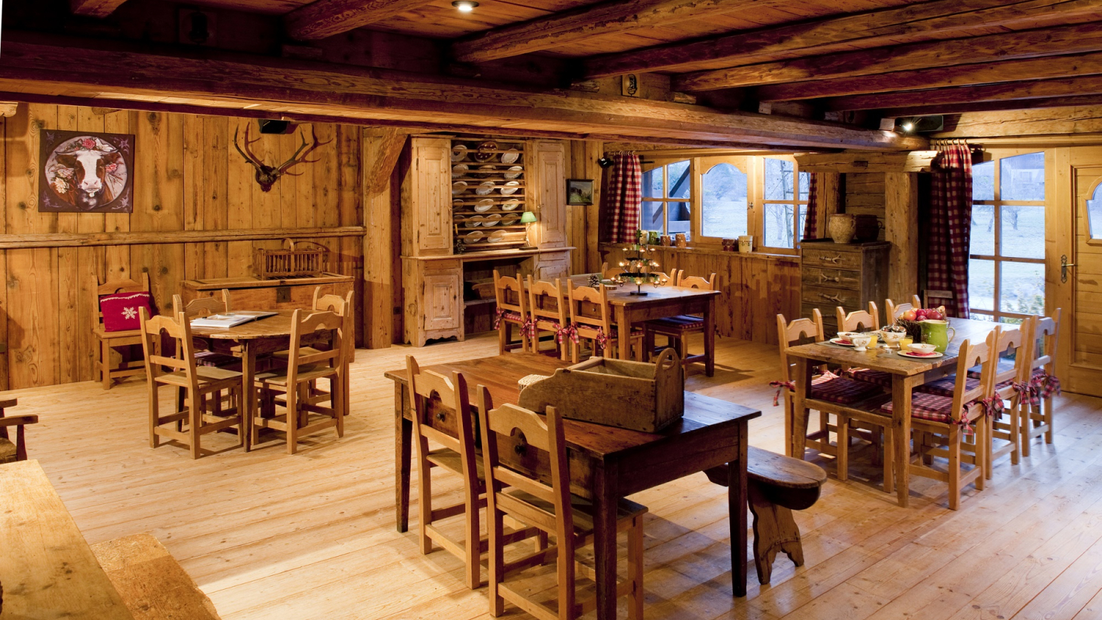 Vue sur les tables de la salle de restaurant