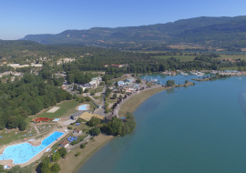 Vue aérienne de la base de loisirs située sur le passage de ViaRhôna