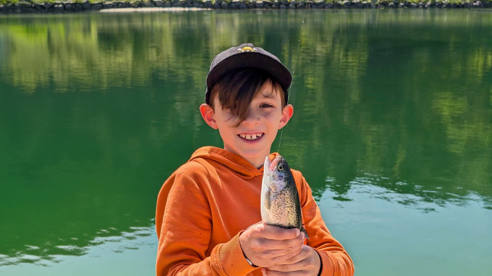 Photo enfant pêche lac Vallons Chamrousse