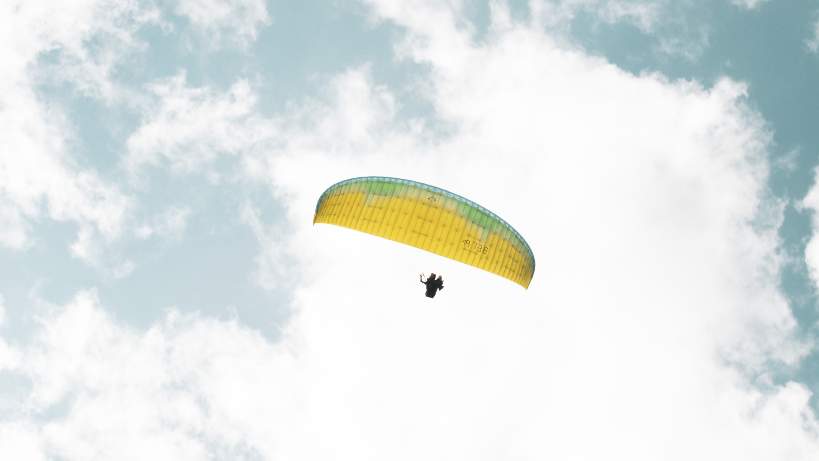 parapente en vol dans le ciel