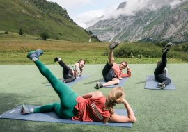 Cours de fitness dans la Vallée du Manchet à Val d'Isère en été