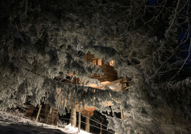 cabane dans les arbres neige