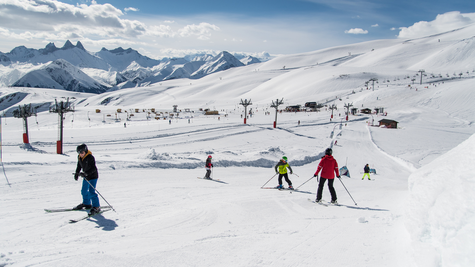 Famille sur la piste près de l'espace ludique de Snowpy Mountain