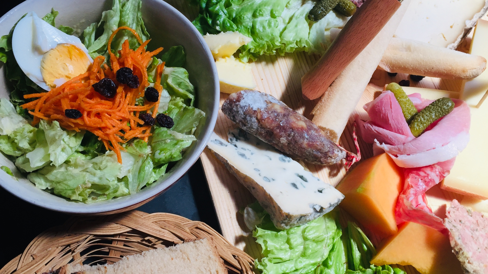 Planche charcuterie-fromage colorées, salade composée.