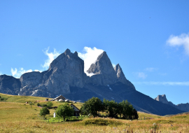 Les Aiguilles d'Arves sur le Plateau de Montrond, décor de l'alpage La Coulouvreuse