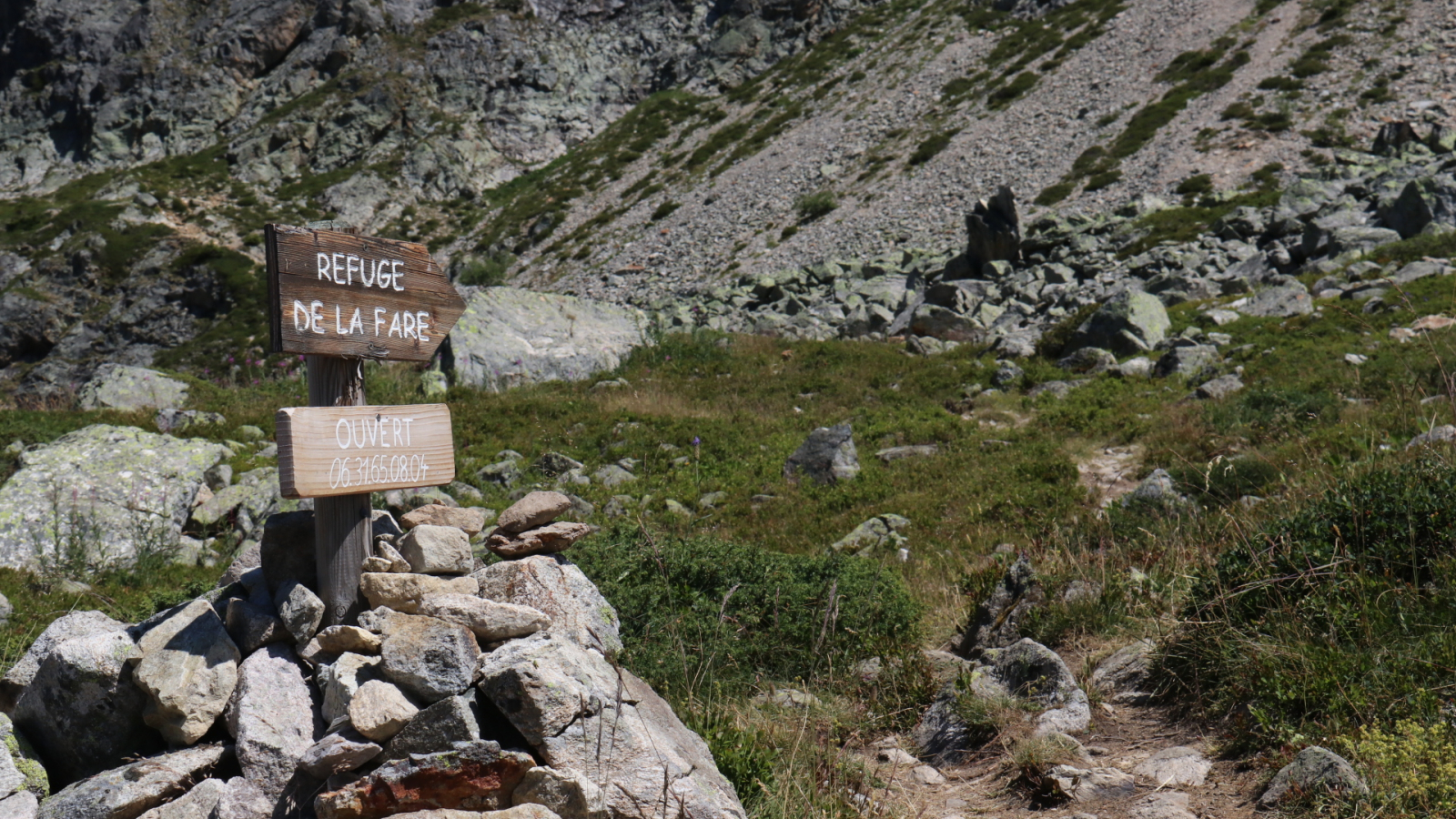 Indication du sentier du Refuge de La Fare depuis l'Alpette