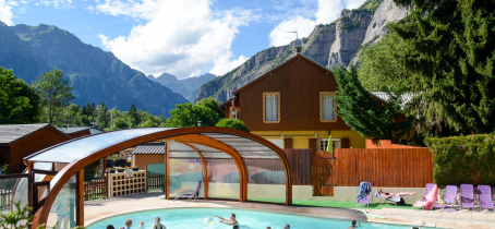 Une piscine extérieure avec terrasse et transats par beau temps