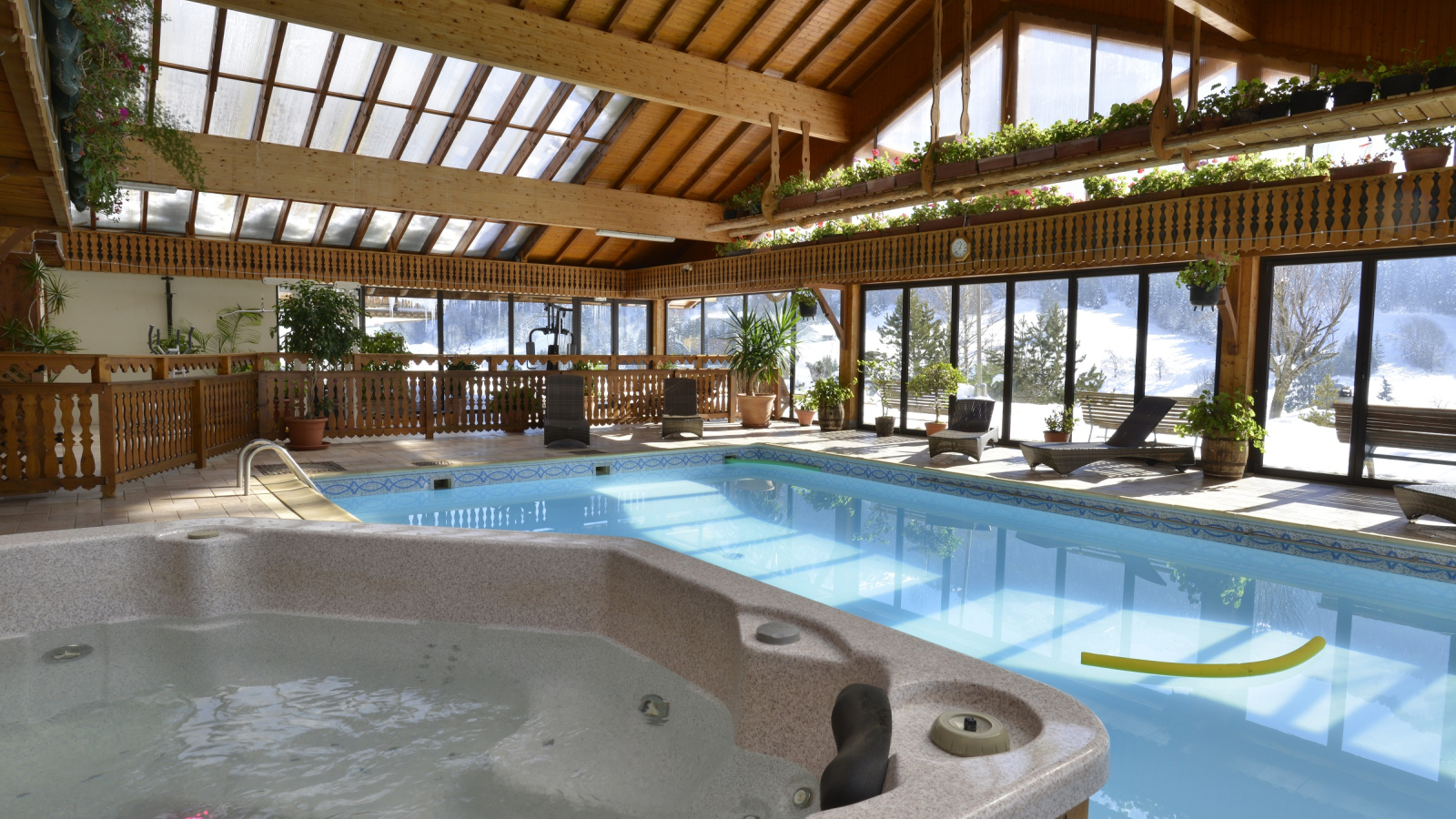 spa hot tub pool hotel Le Feraillon