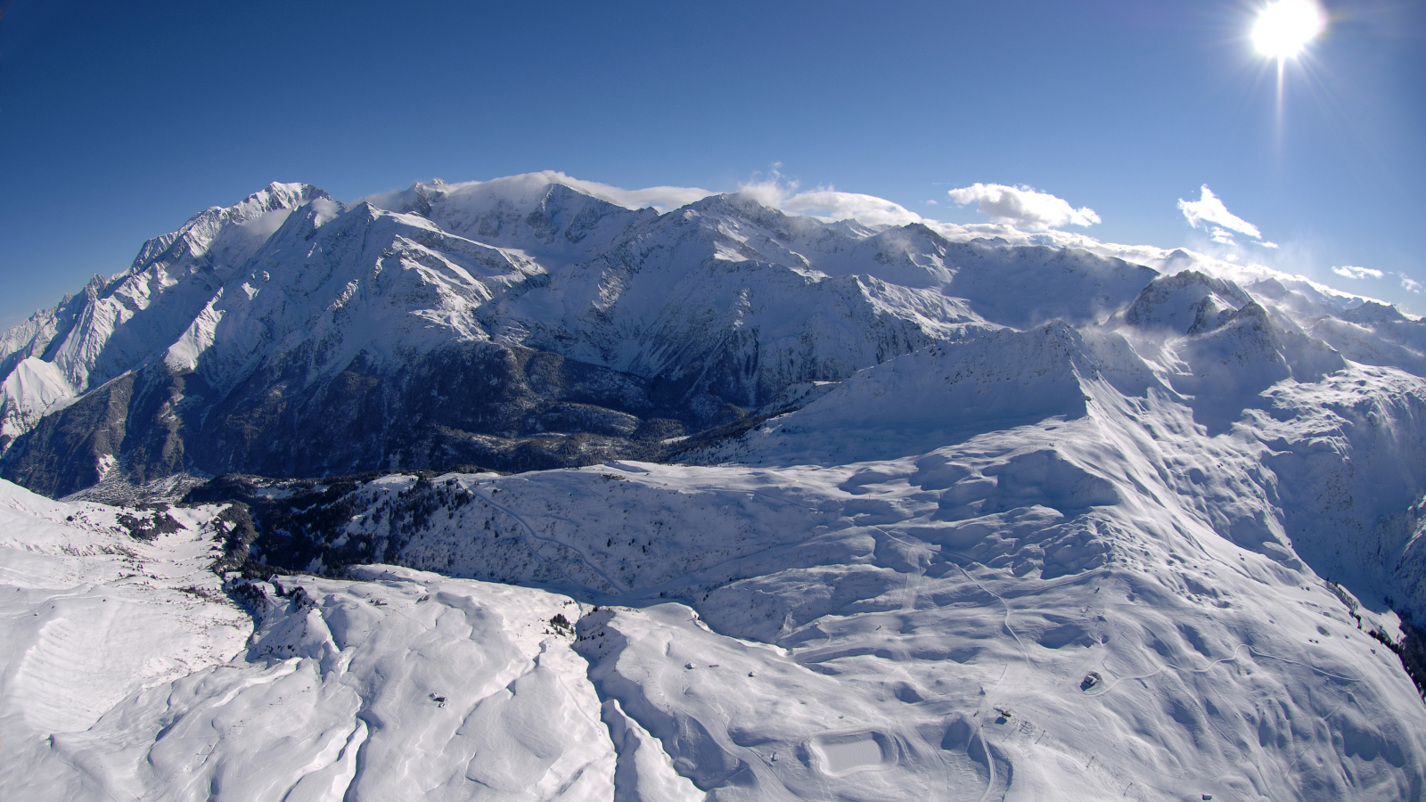 Le domaine skiable des Contamines vu du ciel, et le panorama sur la chaine du Mont-Blanc