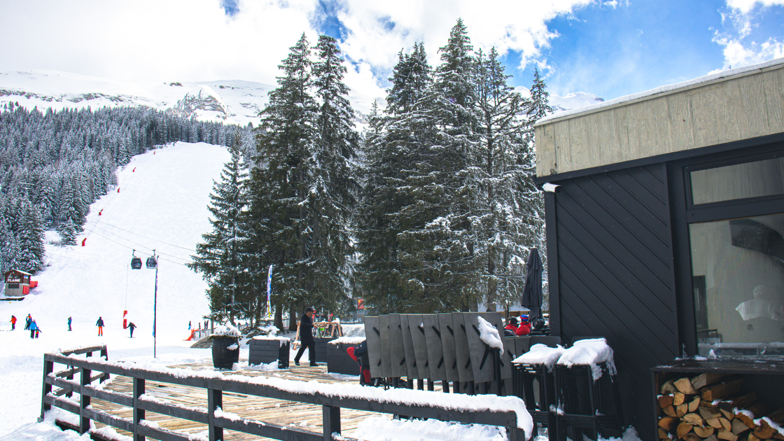 La vue depuis la terrasse sur le domaine skiable