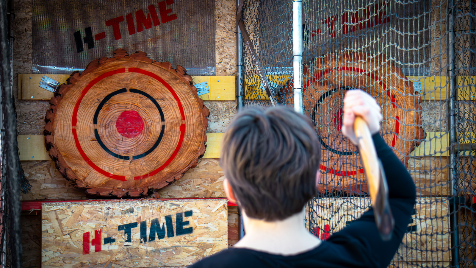 Un adolescent qui lance une hache vers la cible