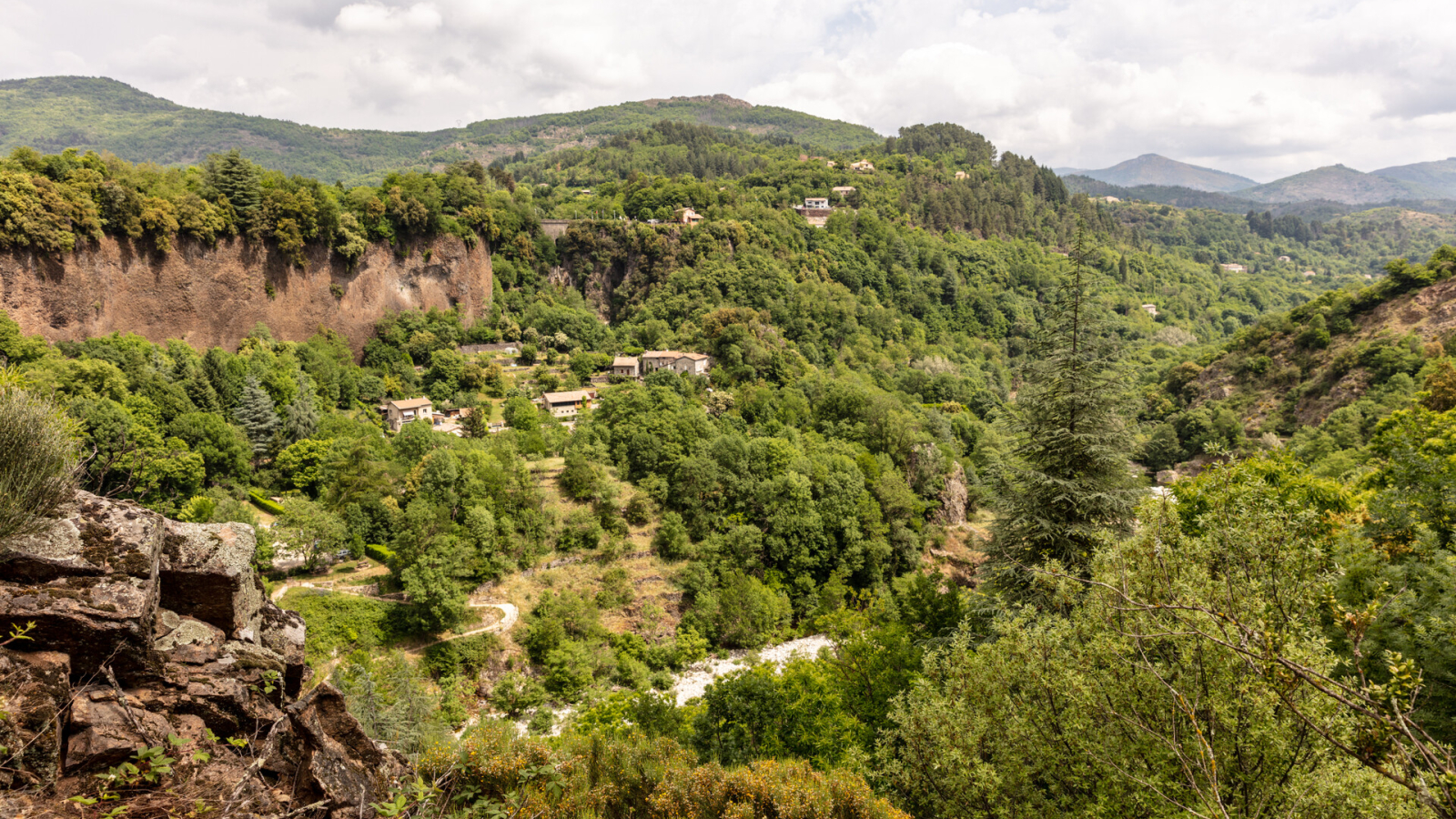 Thueyts - Vue sur le village depuis le belvédère de Fargebelle