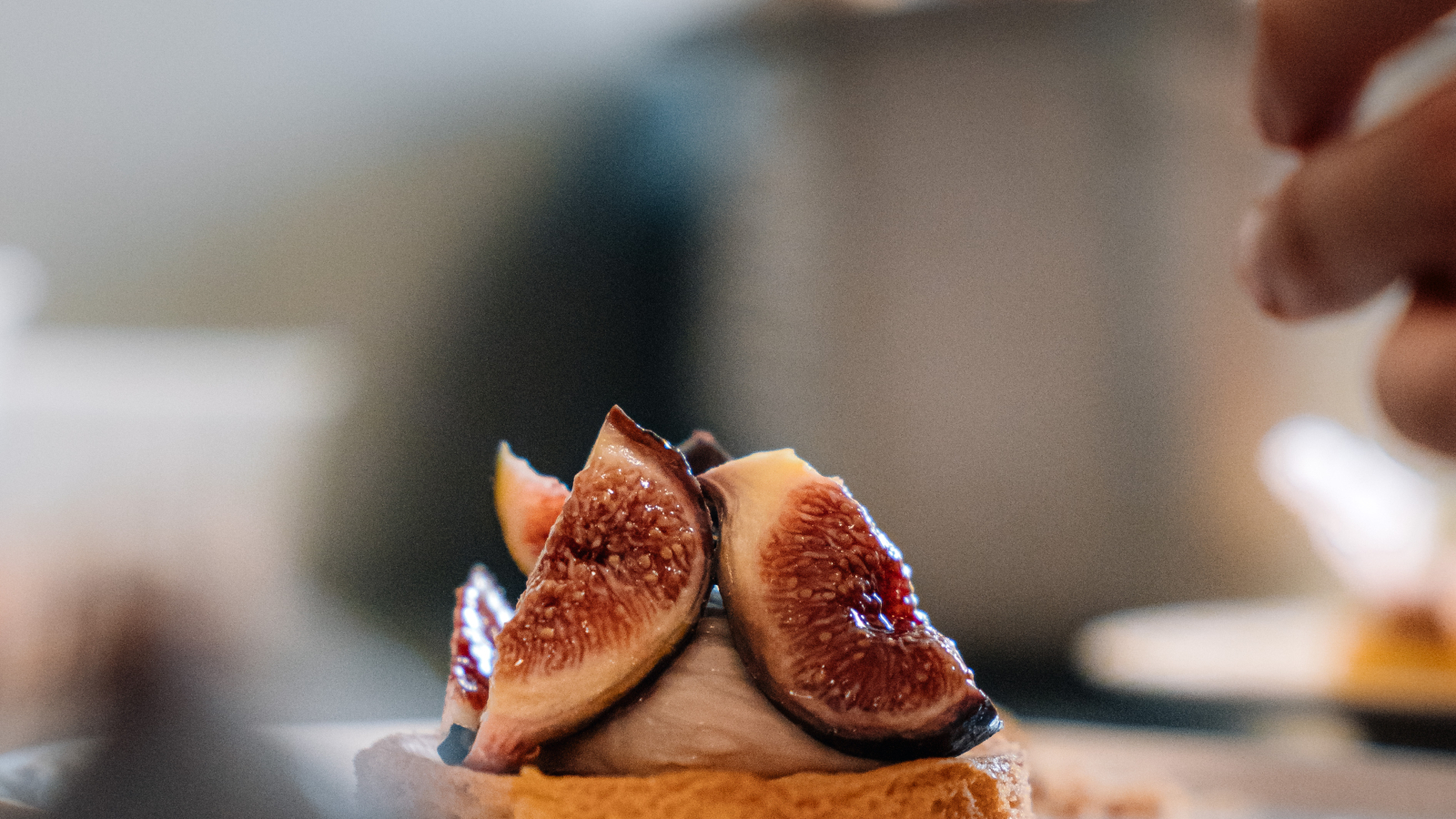 En cuisine, préparation d'un dessert à la Brasserie Le 205