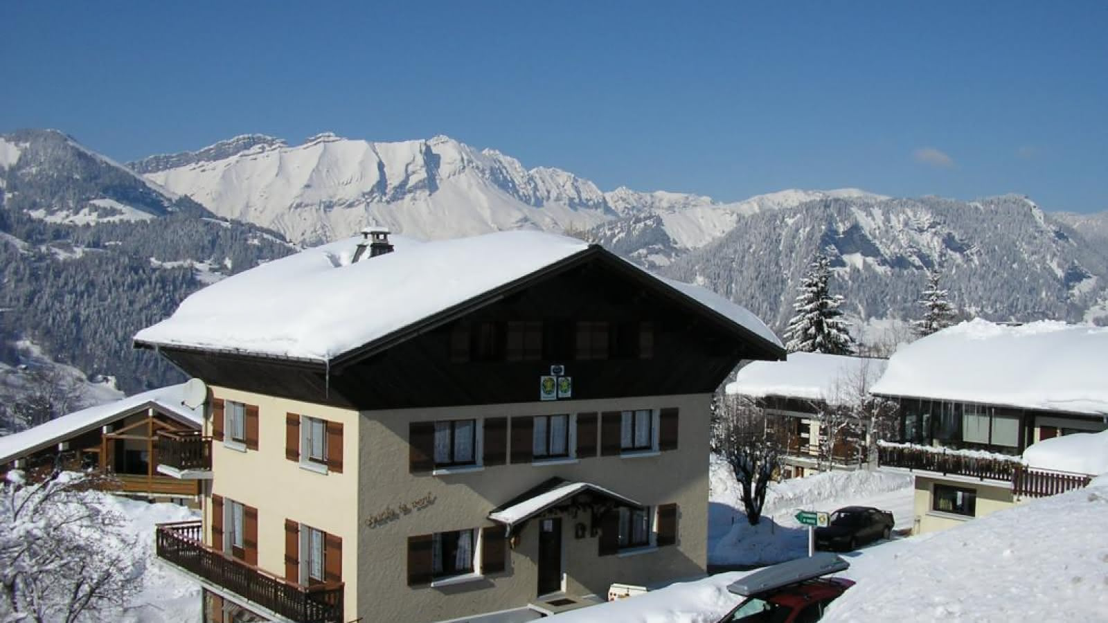 VUE  DU CHALET 'CHANTE LE VENT' L'HIVER avec le départ des pistes de ski