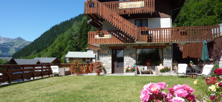 Hôtel les Glières coté est: terrasse et jardin