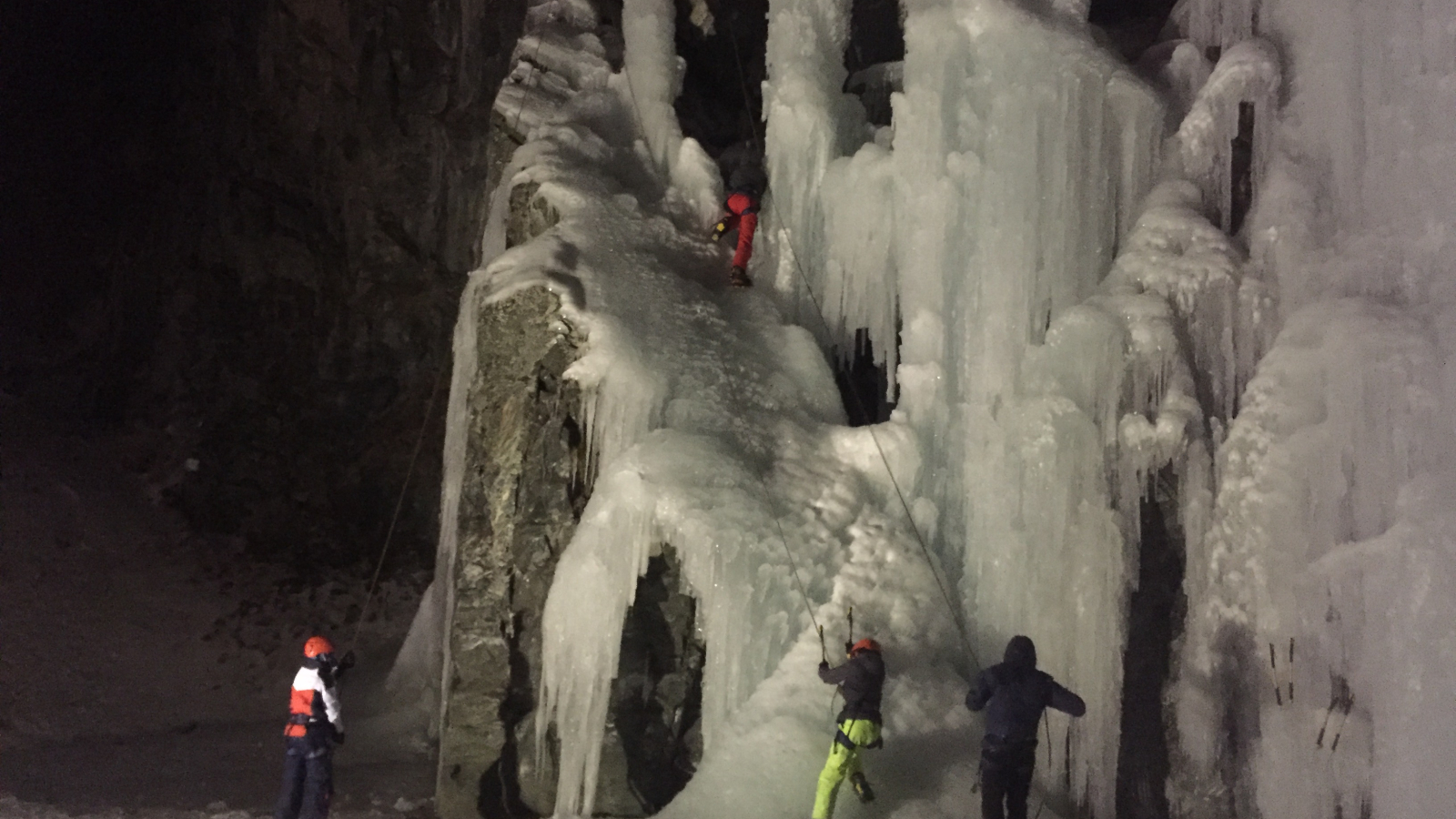Escalade sur glace en nocturne