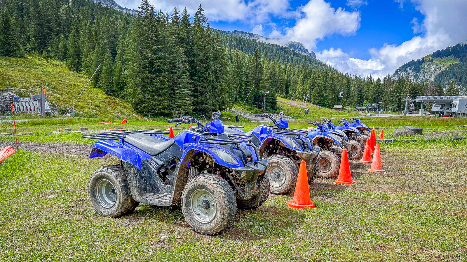 Gros plan sur plusieurs quads alignés