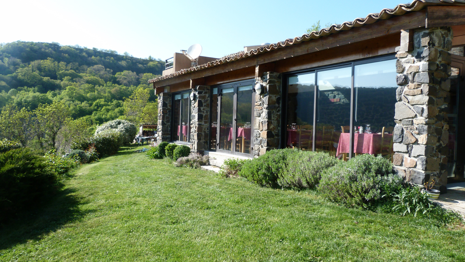 La salle de restaurant panoramique de la Mère Biquette à St Pons