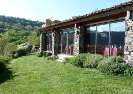 La salle de restaurant panoramique de la Mère Biquette à St Pons