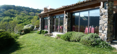 La salle de restaurant panoramique de la Mère Biquette à St Pons