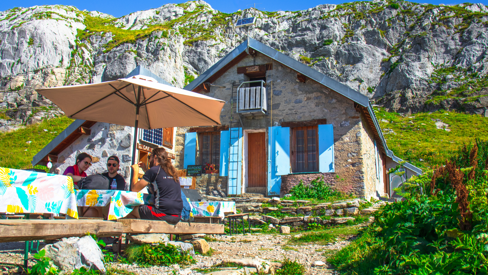 Devanture et terrasse du Refuge de Platé