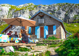 Devanture et terrasse du Refuge de Platé