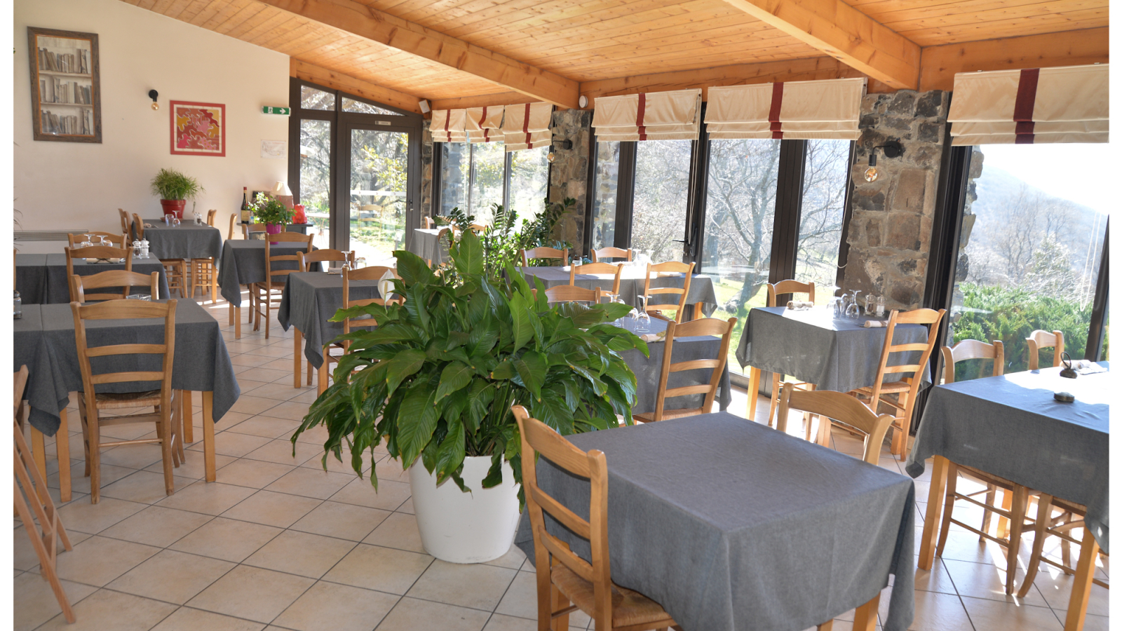 La salle de restaurantde la Mère Biquette à St Pons