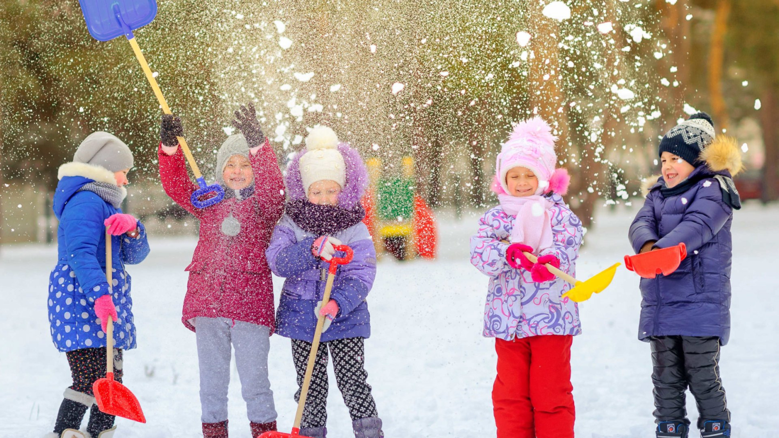 Enfants jouant avec la neige