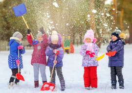 Enfants jouant avec la neige