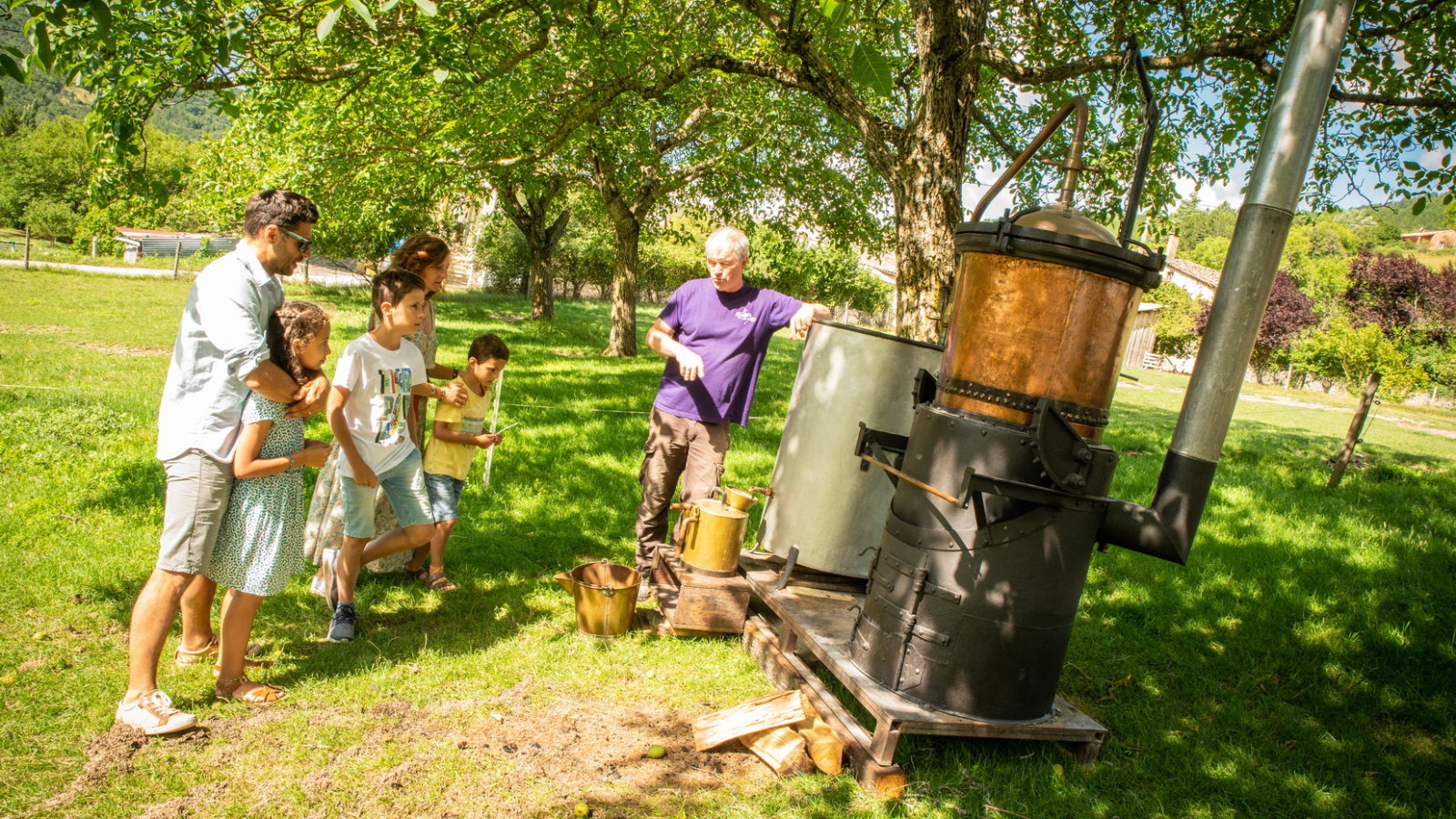 Découverte familiale des anciens alambics