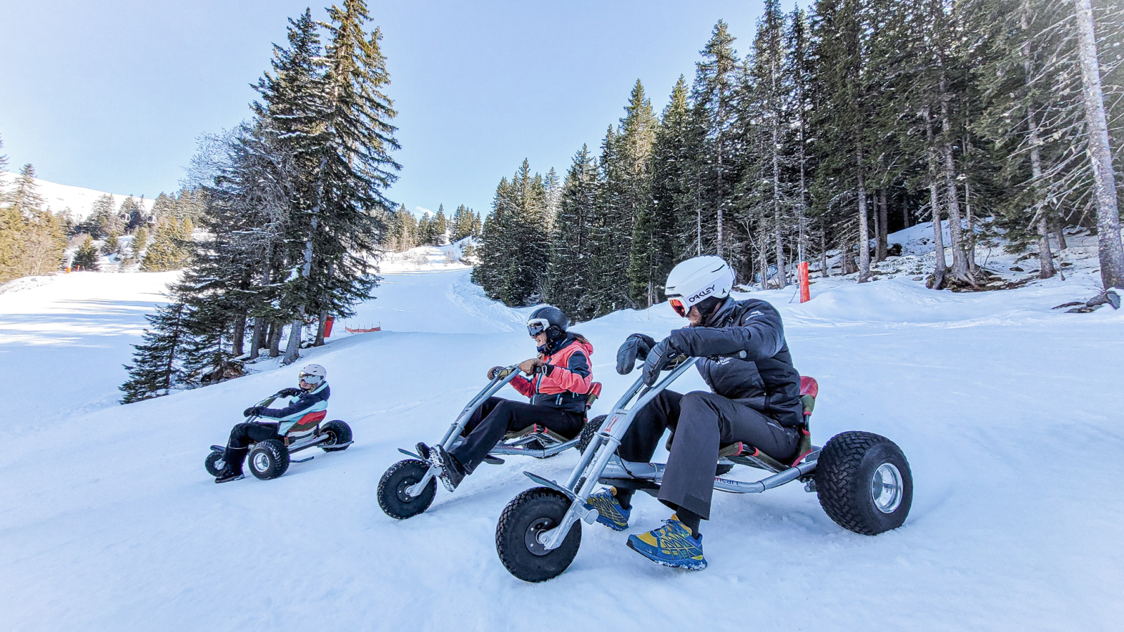 Groupe d'amis avec leur Mountain Kart