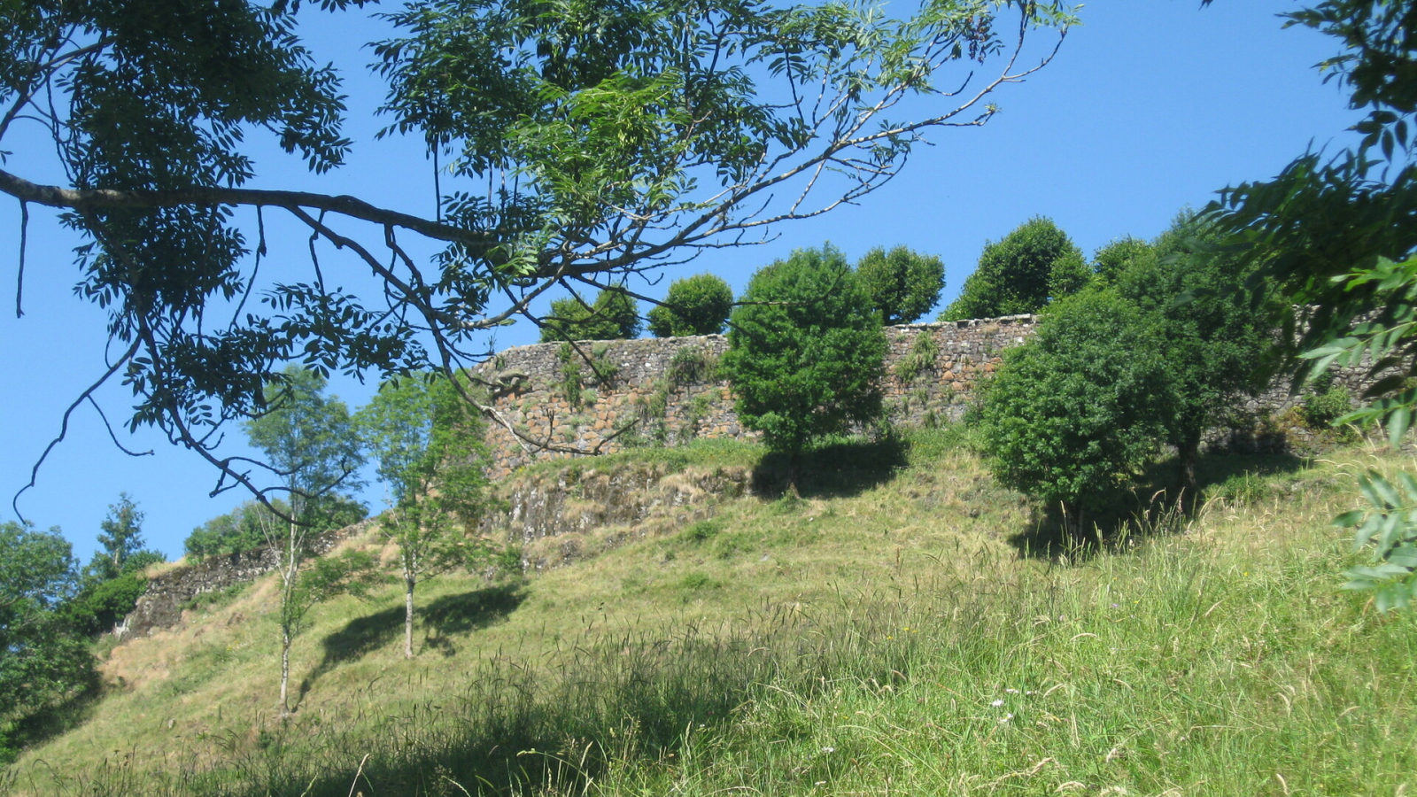 Vue sur les remparts de Salers