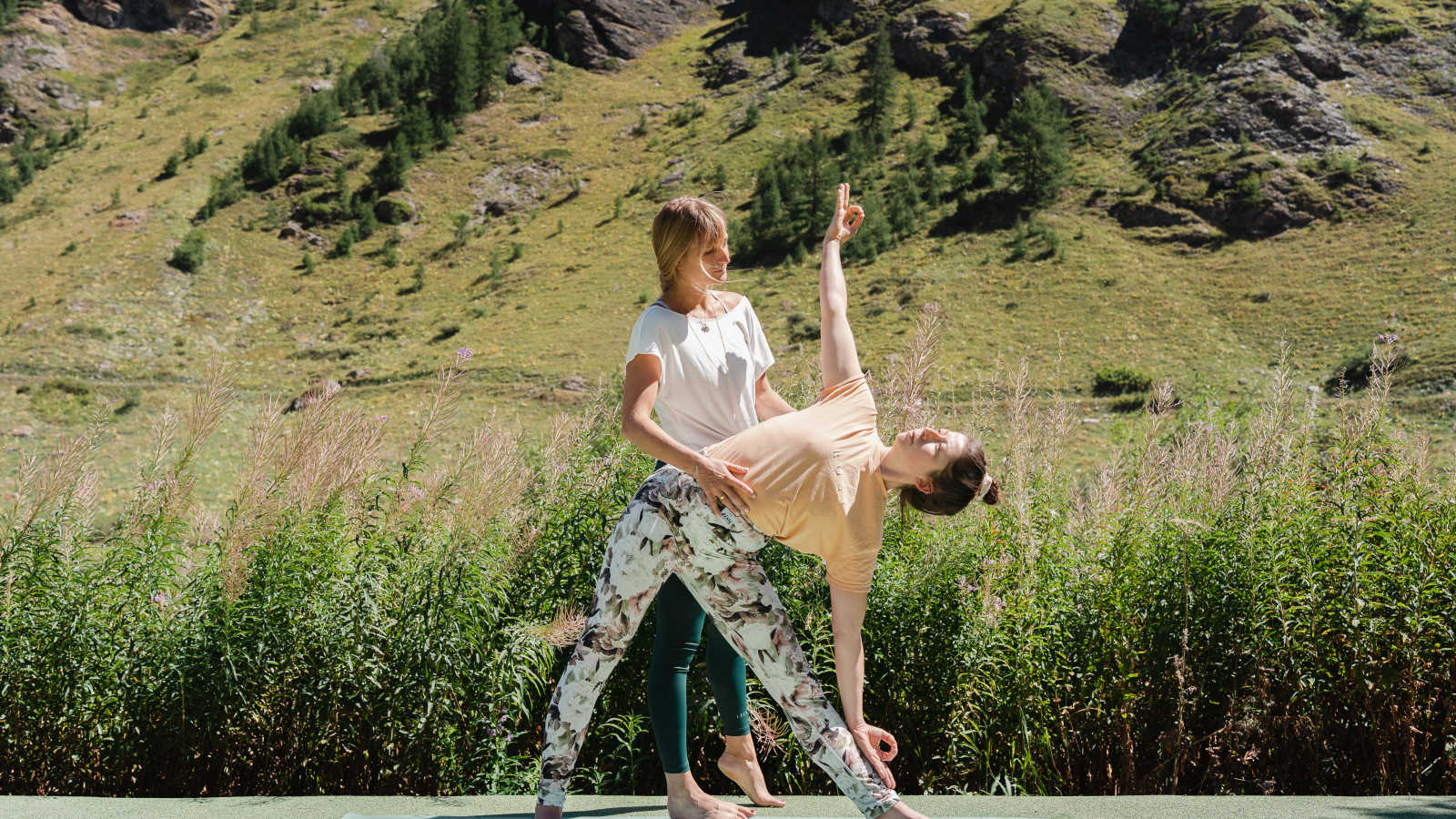 Cours de yoga en plein air dans la Vallée du Manchet à Val d'Isère en été