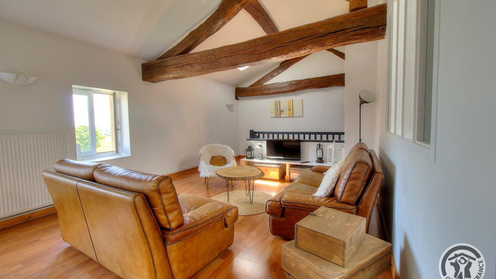 Grand gîte avec piscine 'Les Capréoles' sur un Domaine viticole à Régnié-Durette dans le Beaujolais - Rhône : le salon à l'étage avec TV.