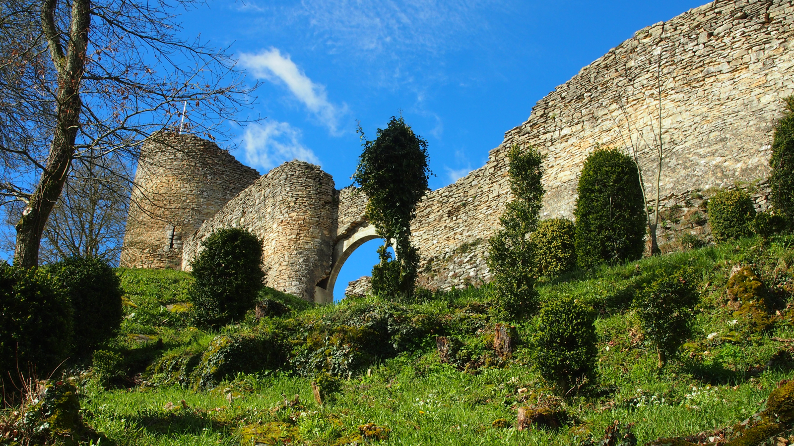 Remparts Saint-Hippolyte -Crémieu, cité médiévale - Balcons du Dauphiné - Nord-Isère - à moins d'une heure de Lyon