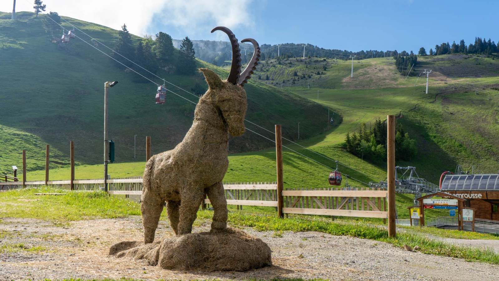 Photo sculpture paille bouquetin Chamrousse