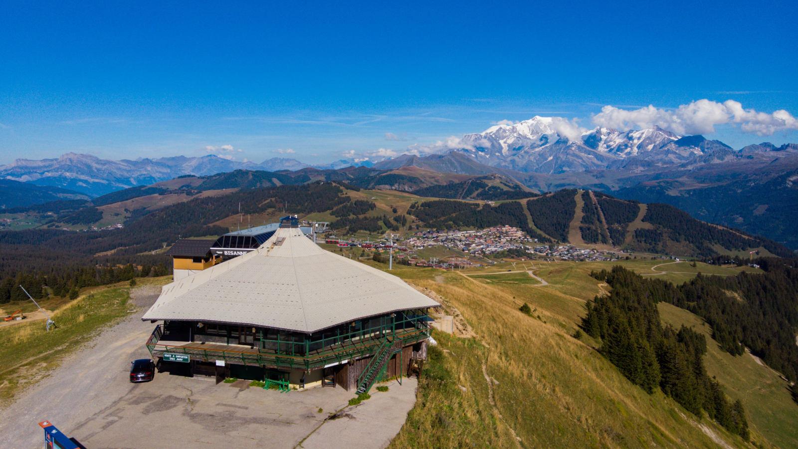 Vue panoramique sur le Mont Blanc, Les Aravis et le Beaufortain depuis le restaurant