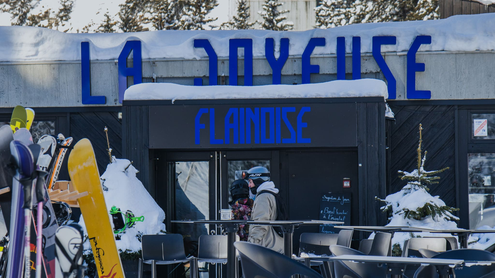 Devanture avec gros plan sur l'enseigne du restaurant