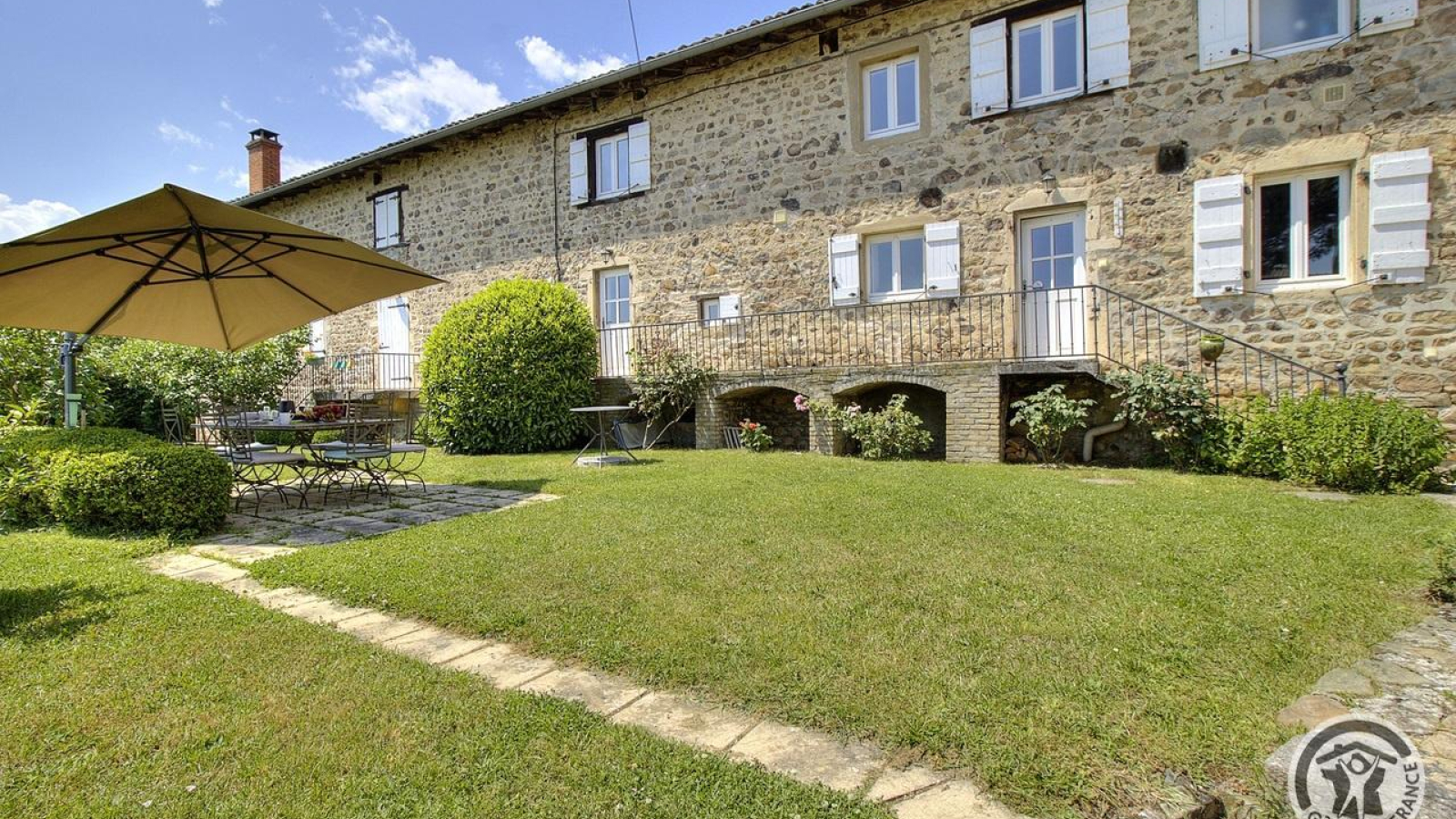 Grand gîte avec piscine 'Les Capréoles' sur un Domaine viticole à Régnié-Durette dans le Beaujolais - Rhône : la maison en pierres.