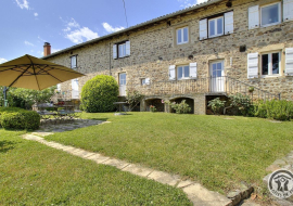 Grand gîte avec piscine 'Les Capréoles' sur un Domaine viticole à Régnié-Durette dans le Beaujolais - Rhône : la maison en pierres.