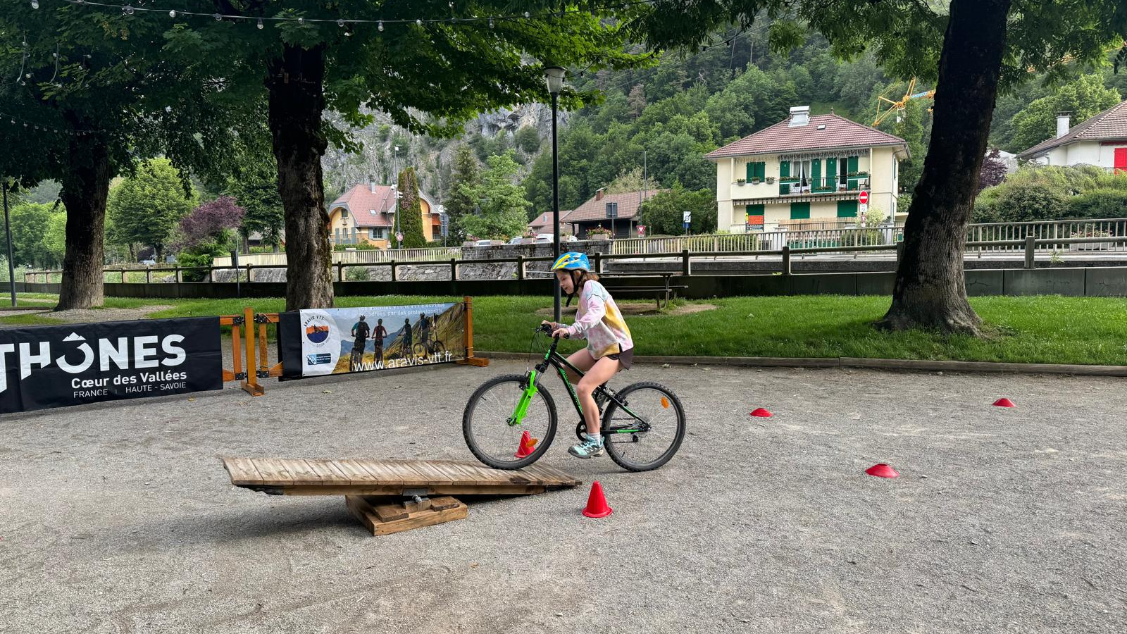 enfant à vélo sur une zone de maniabilité