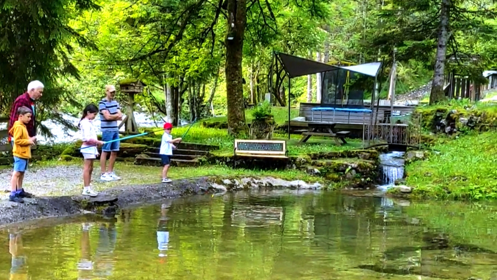 En pleine pêche à la pisciculture de Montremont