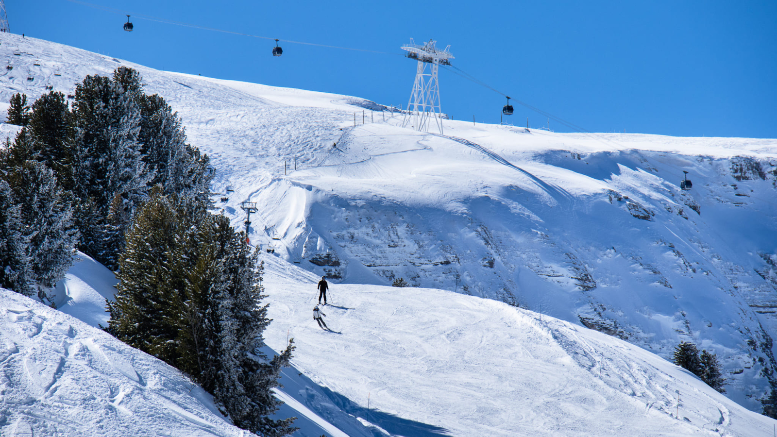 Cours de ski sur piste niveau intermédiaire