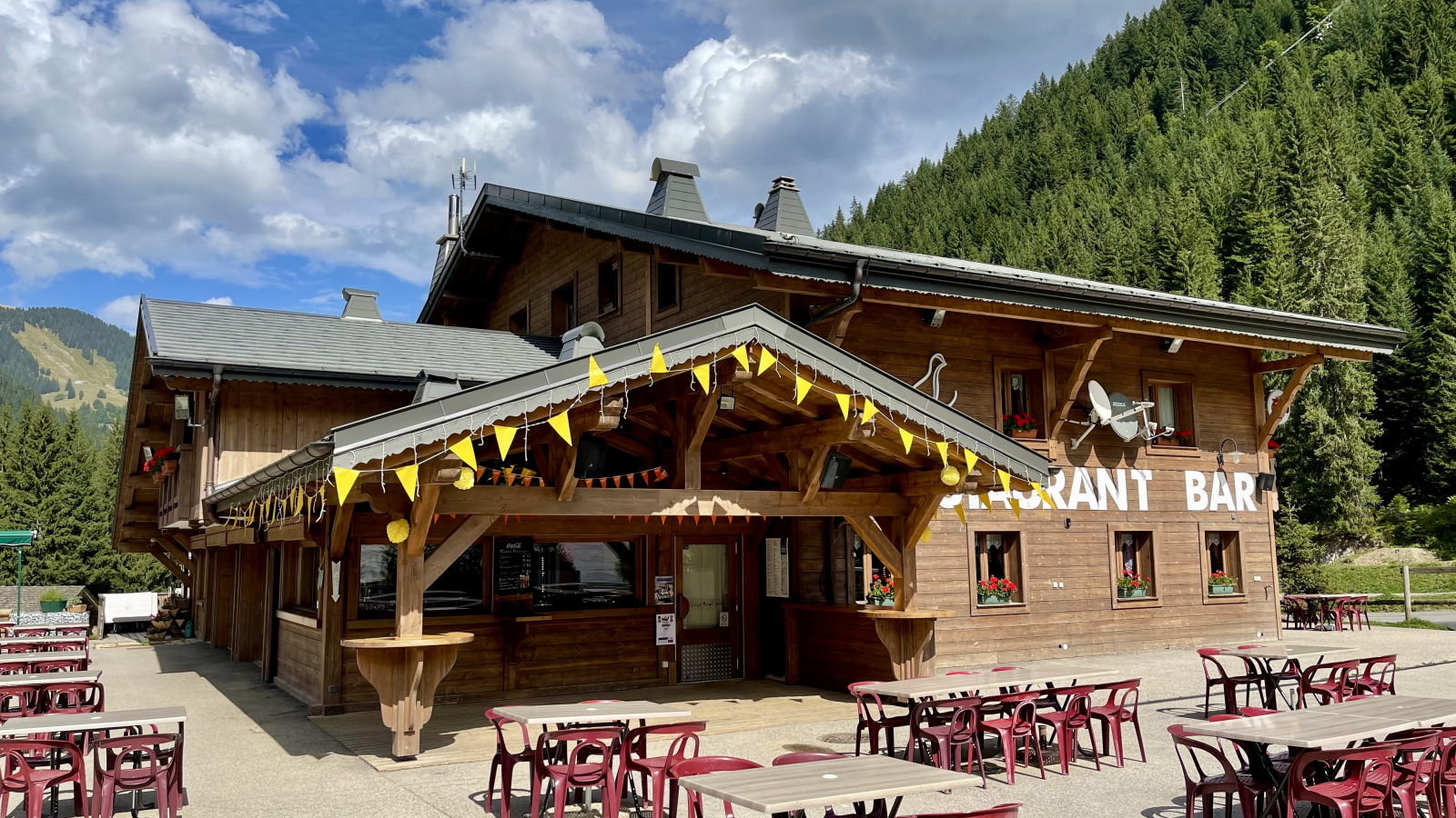 La terrasse du bar en été