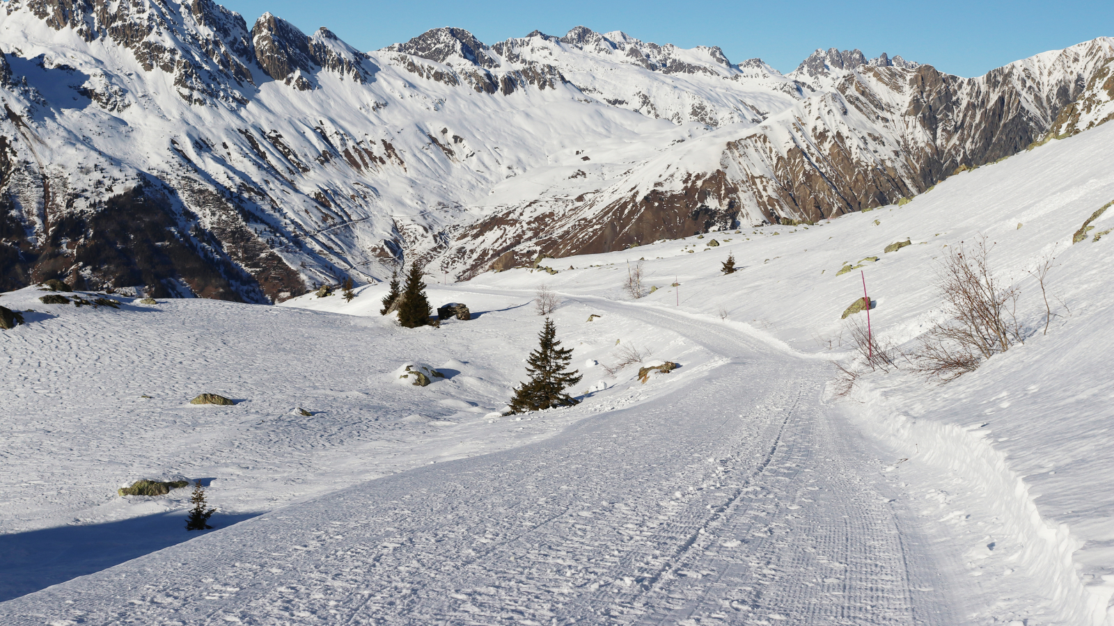 Piste piétonne damée à Oz-en-Oisans pour randonnée à pied ou en raquette